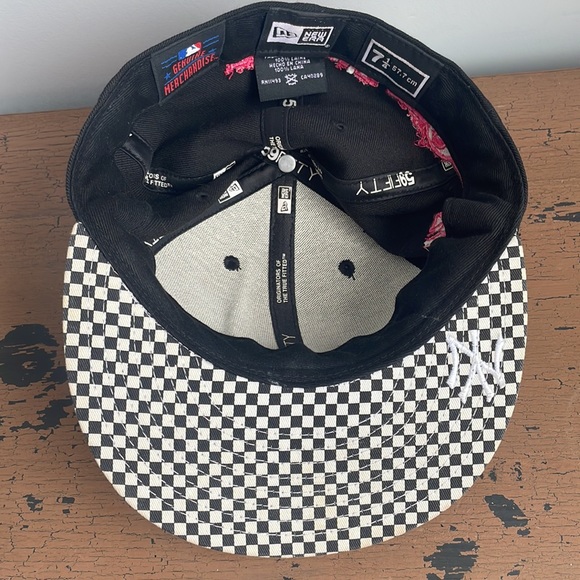 🔥5/$20🔥New York Yankees New Era 59Fifty Hat Black Pink Size 7 1/4 - Picture 5 of 10